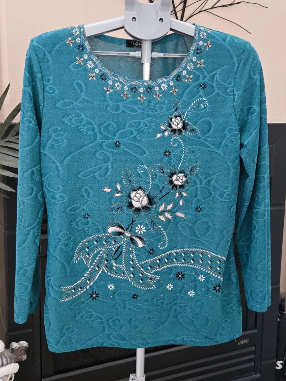 Victoria sz XL blue / white / gold floral stretchy top